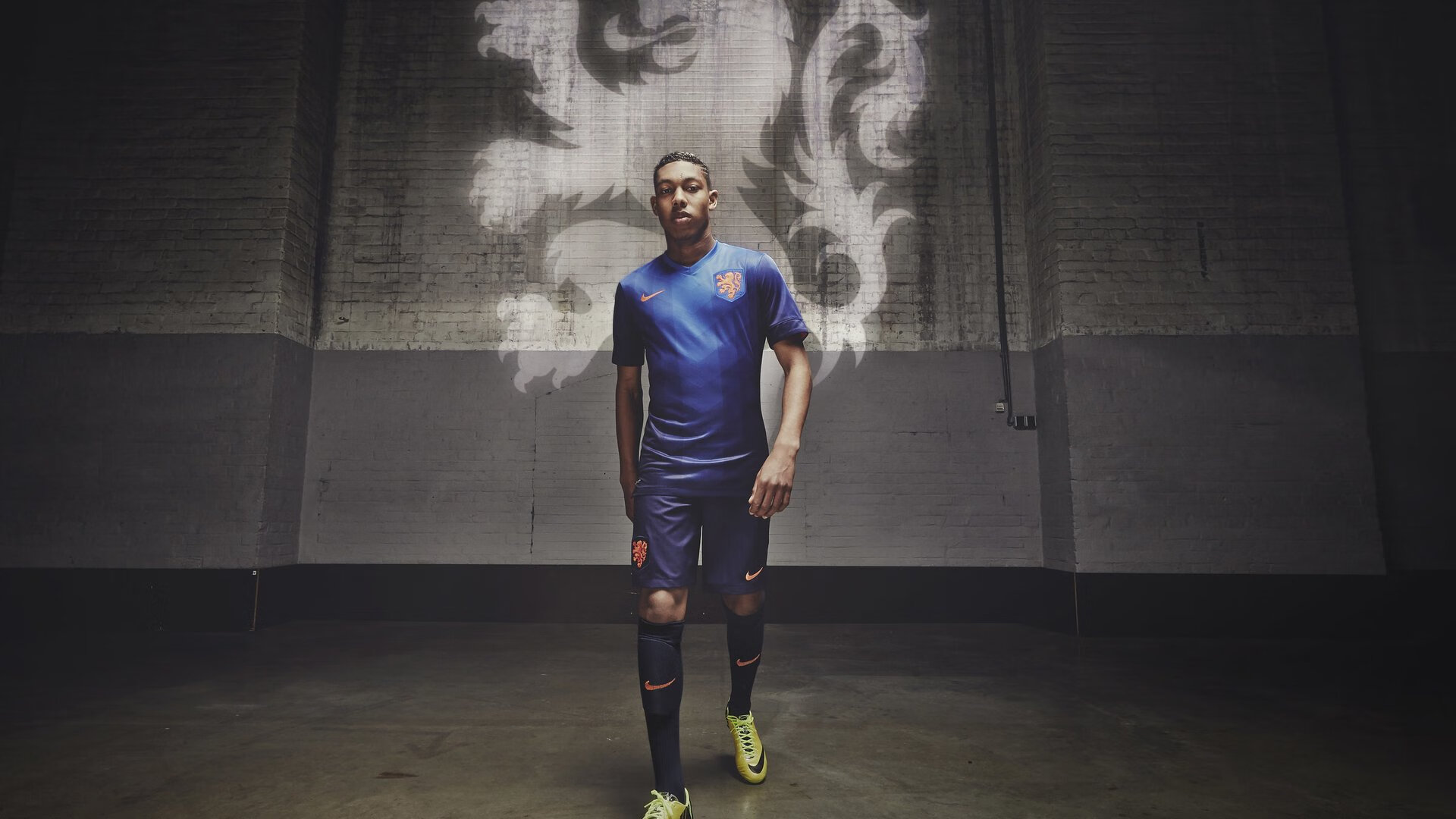 欧冠半决赛之夜，爱德华兹用防守的沉默，谱写了胜利最响亮的诗篇